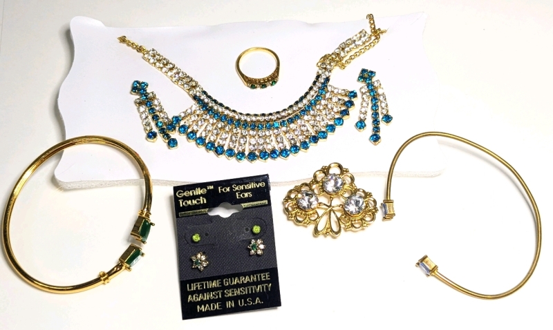Gold Tone & Rhinestone Necklace+ Earrings Set, 2 Bracelets, Cute Brooch, Size 5.5 Ring & 2 Additional Pairs Earrings| Necklace 14" Long