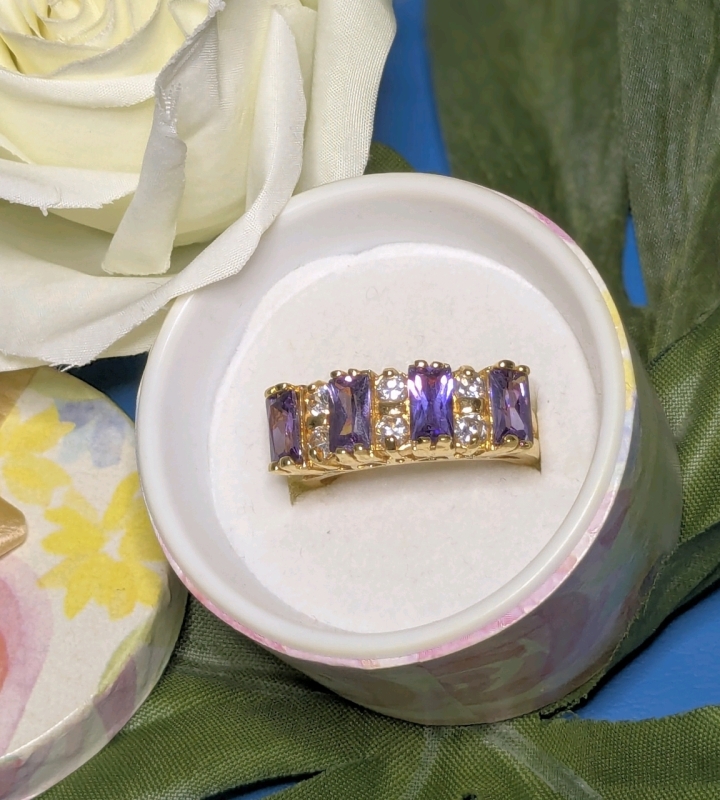 Striking 10K Gold Plated Size 8 Ring w Large Open Gallery Possible Amethyst Stones & Rhinestones
