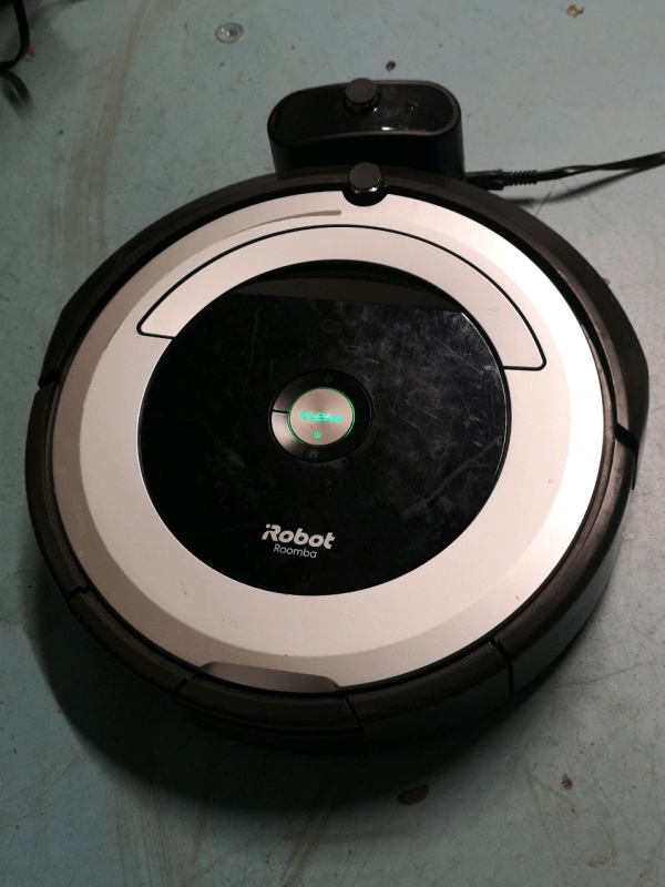 iRobot Roomba Vacuum - Working Model # 690