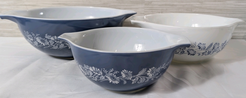 Pyrex Colonial Mist Bowls Set Of 3