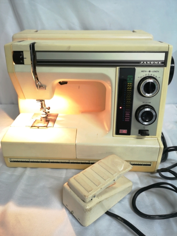 Janome Automatic Sewing Machine in Case - Made in Canada - Working Model SW-2018E