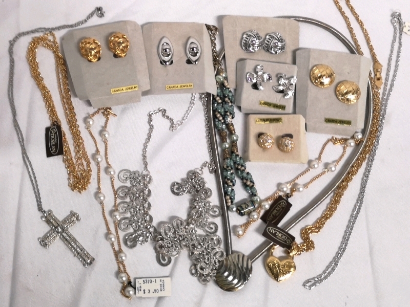 15 Piece Jewelry lot - Necklaces & Earrings