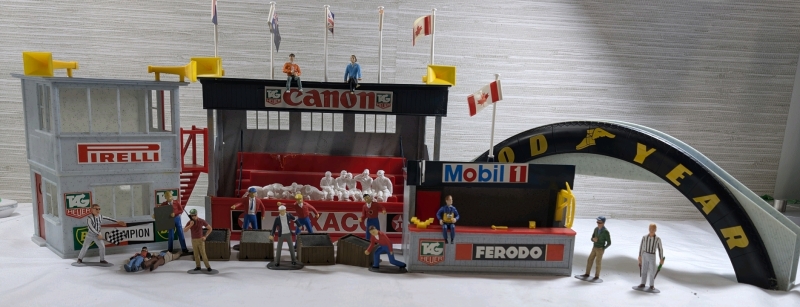 Scalextric Lot Of Classic Control Tower, Pit Stop, Classic Grandstand, Goodyear Footbridge & Figures *Grandstand Fans Unglued*