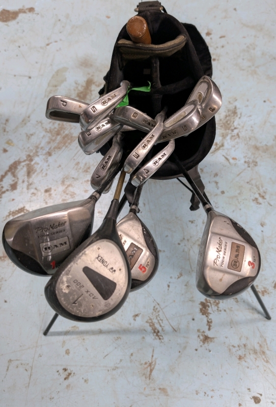 Maxfli Golf Bag With 14 Clubs & Umbrella