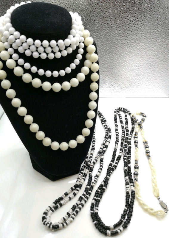 5 Beaded Necklace Black/White