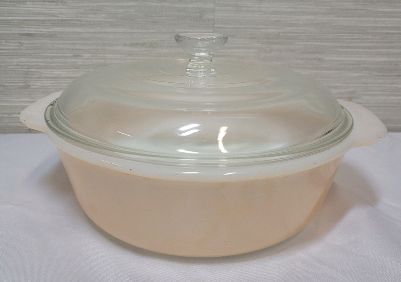 Fire King 1.5qt Casserole Dish with Pyrex Lid . No chips or cracks