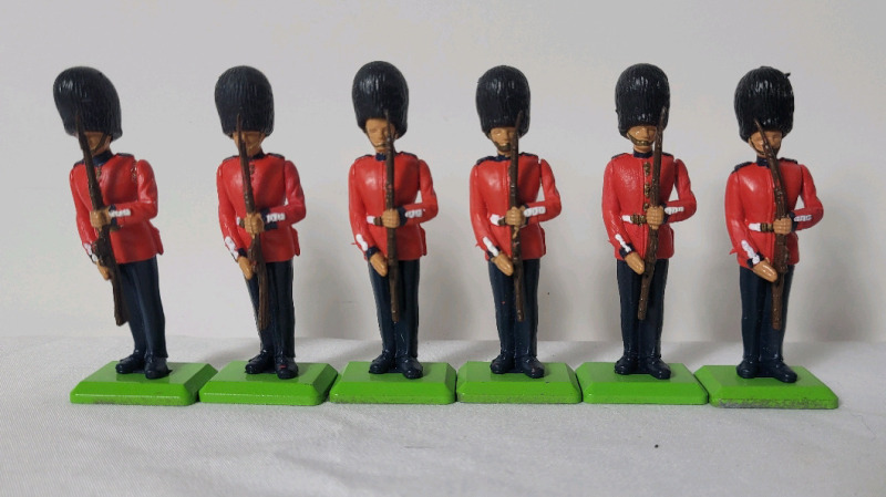 Six (6) 1977 Britains Deetails " Scots Guards " Plastic Toy Soldiers , 54mm