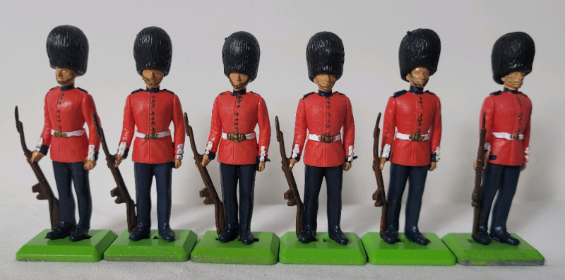 Six (6) 1977 Britains Deetails " Scots Guards " Plastic Toy Soldiers , 54mm