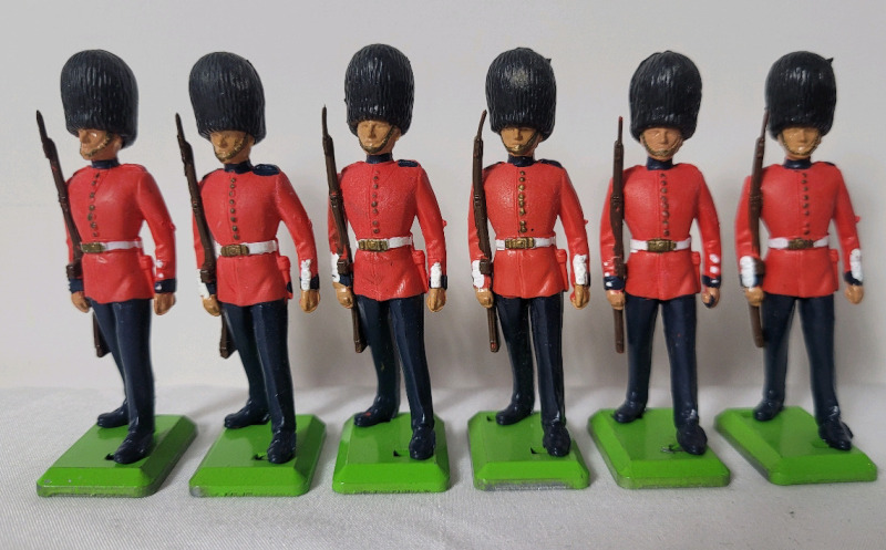 Six (6) 1977 Britains Deetails " Scots Guards " Plastic Toy Soldiers , 54mm
