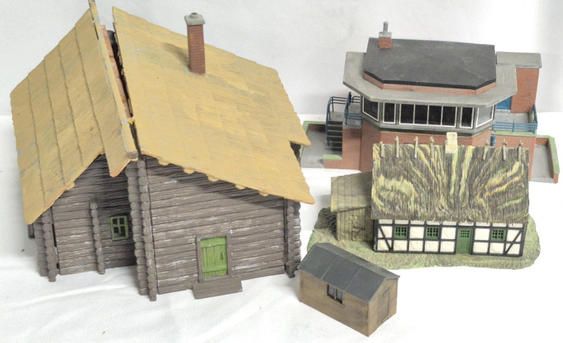 4 Collectible Miniature Model Buildings - Bachmann & Heljan
