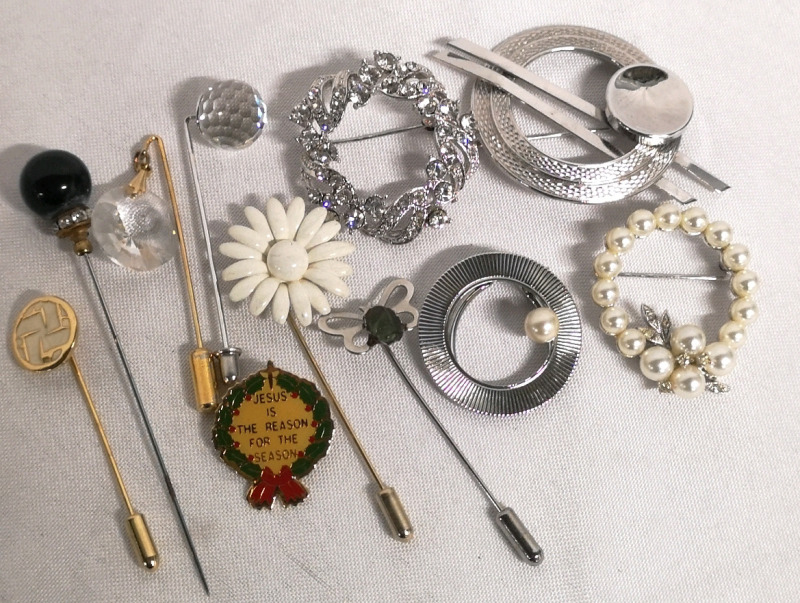 11 Pieces of Jewelry - Pins, Brooches +