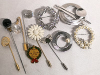 11 Pieces of Jewelry - Pins, Brooches +