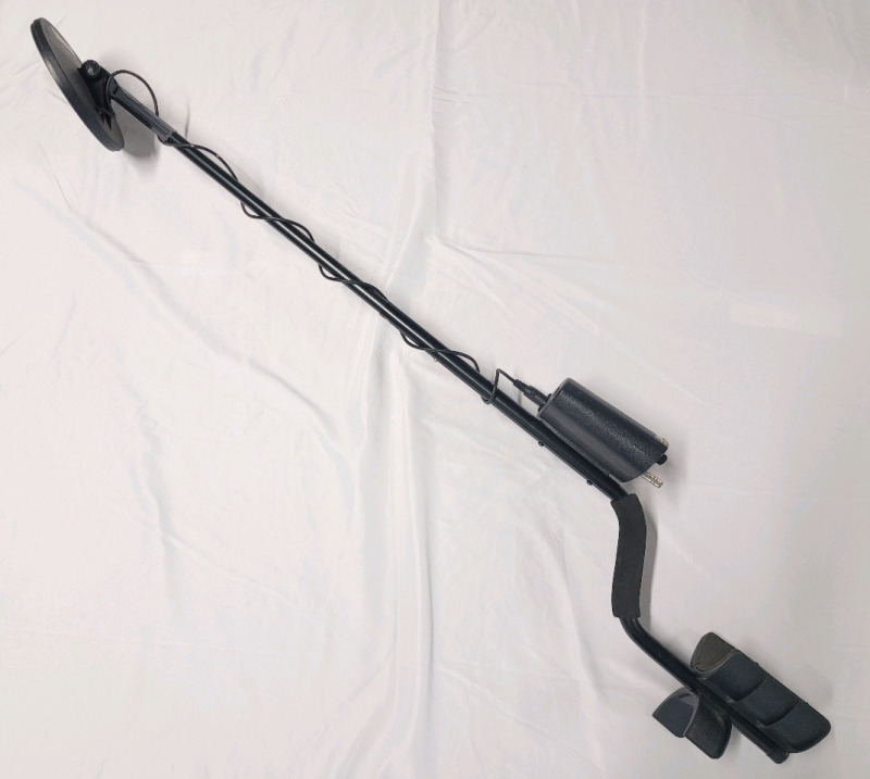 Bounty Hunter Fast Tracker Metal Detector . Requires Two (2) 9volt Batteries . Not Tested