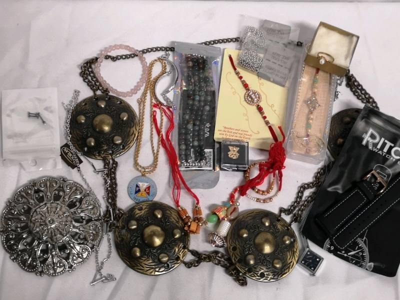 Large Vintage & Modern Jewelry lot - Necklaces, Bracelets, Ring ++