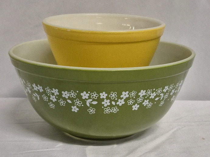 2 Pyrex Mixing Bowls Yellow & Spring Blossom Green Bowl