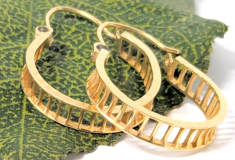 Pair of Gorgeous 10K Gold Hoop Earrings | Approx 0.6" Diameter