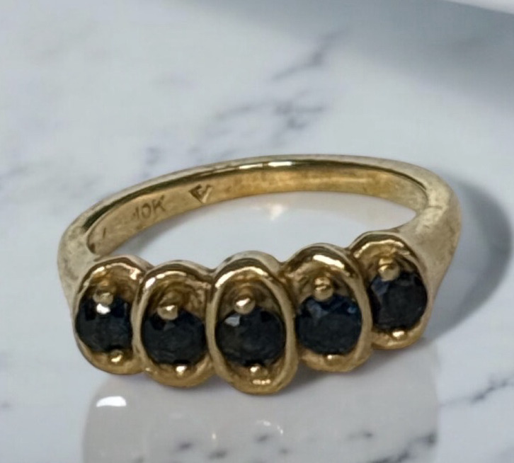 10K Yellow Gold Ring Adorned With 5 Dark Sapphire Chatons Size 6.5 Stamped & Hallmarked