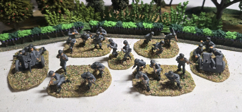 ( 7 ) Flats ( 25 Soilders Total ) Appear To Be Lead German Artillery Battalion | * Tallest Troop Measures 1" * Shrubbery Not Included *