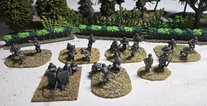 ( 7 ) Flats ( 24 Soilders Total ) Appear To Be Plastic/ Lead German Mortar / Artillery Battalion | * Tallest Troop Measures 1" * Shrubbery Not Included *