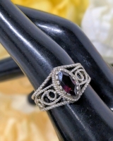 Stunning Signed Nevada Mine NV Sterling Silver 925 Ring w Dogtooth-Set Open Gallery Garnet Stone Size 8