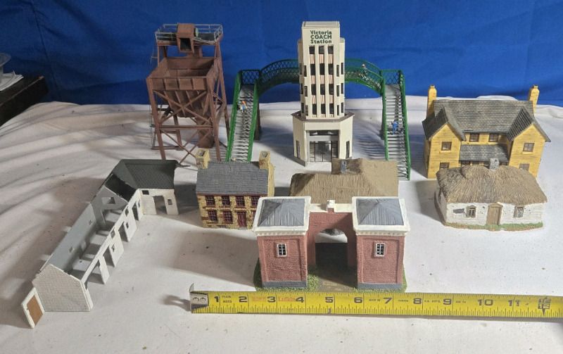 9 Pcs | Assorted Buildings For Scene Decoration | Includes Victoria Coach Station, Bridge, Houses & More! | Largest Building Measures 9" x 5 " 4.5"