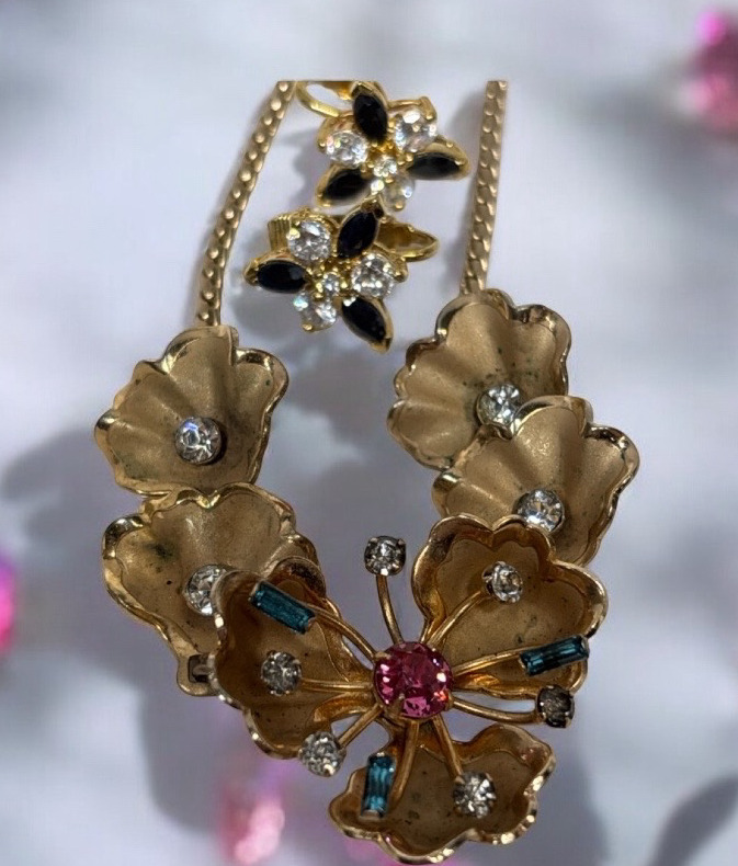 Lovely Vintage 1950s inverted 5 Flower Rhinestone Bagette Stanems Chaton Necklace Hogh End Earrings