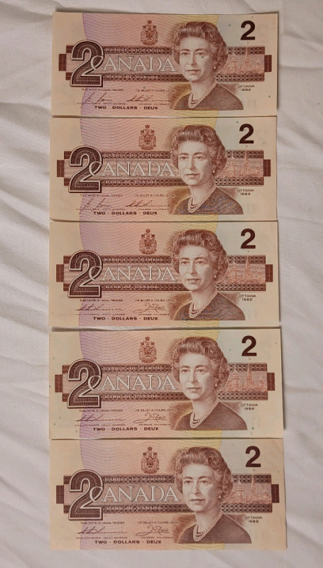 Five (5) 1986 Canadian Bank of Canada Two Dollar Bank Notes . No Bends of Folds , Excellent Condition and Appears Uncirculated