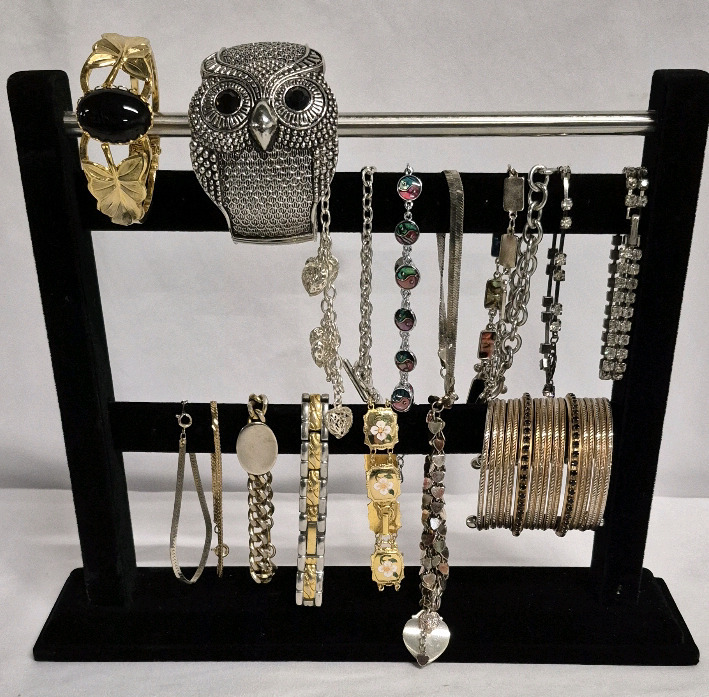 17 Bracelets & Bracelet Display Stand