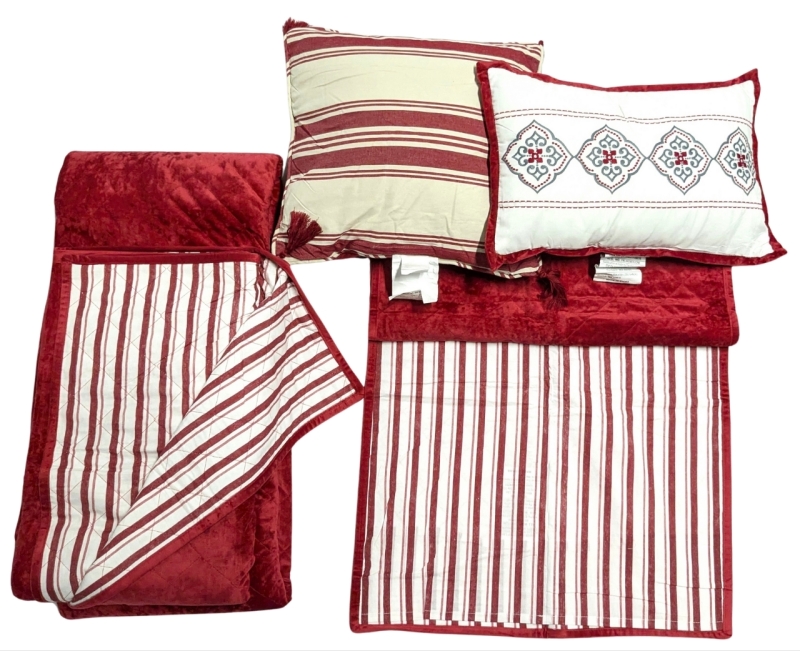 New Queen Size Wonderful Luxury Red Velvet Lightweight Cotton Quilt Set with 2 Throw Pillows & 2 Pillow Cases