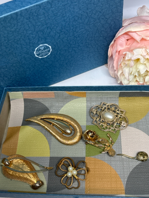 6 Vintage Brooches in Gold Tone Boxed