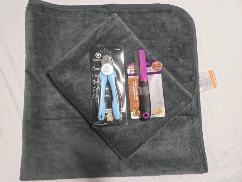 4 New | Hartz Groomers Best Flea Comb | Gonicc Nail Clippers For Dogs & Cats | 2 Non Slip Matt's To Prevent Floor Getting Wet When Bathing | Mats Measure 3' x 3'