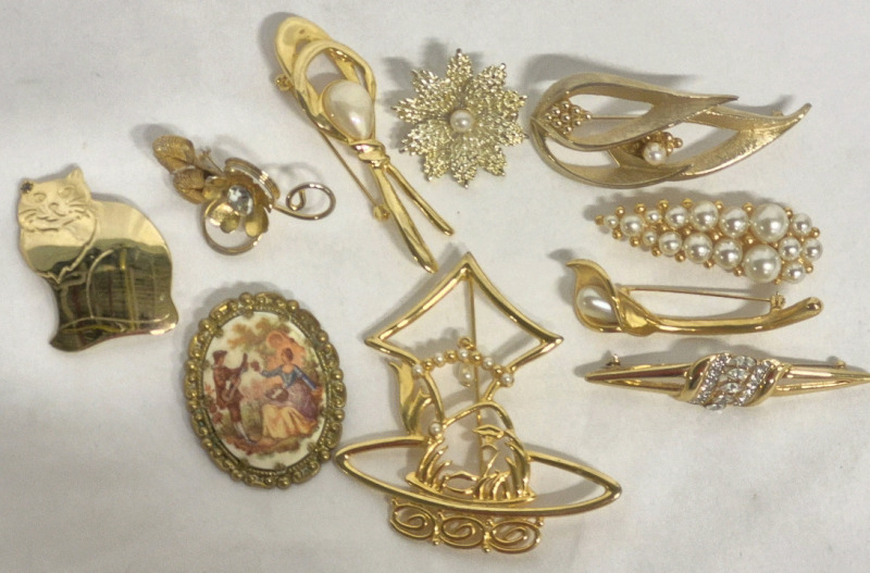 Great Jewelry lot - 10 Brooches