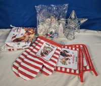 5 New | Christmas Lot | Pair Of Pot Holders & Oven Mits | 2 Christmas Themed Tea Towels & Light Up Christmas Tree Star | Bag Of Christmas Themed Clips ( 20 + Pcs )