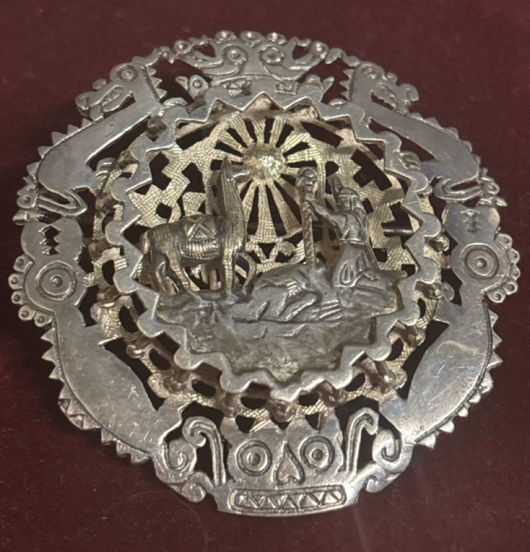 Vintage Arte Orfebre Peru Sterling Silver Round Carved Pin Pendant 3D Incan King