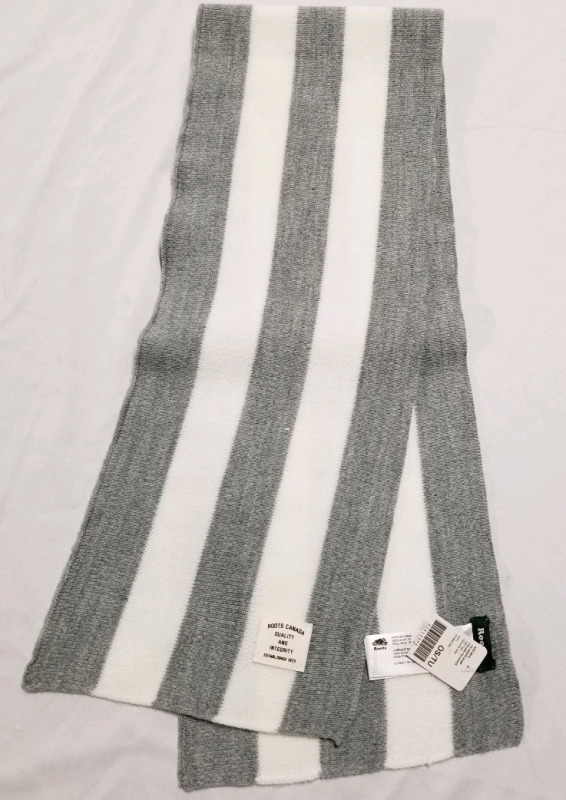 New with tags ROOTS Collegiate scarf 68" by 8"