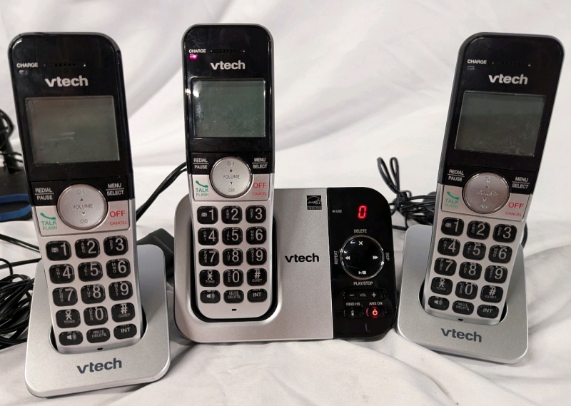 Vtech 3 Handset Home Phone System with Answering Machine. Powers on.