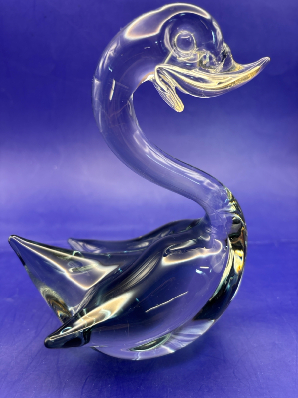 Stunning Art Glass Swan Approximately 5.5 x 5 Inch