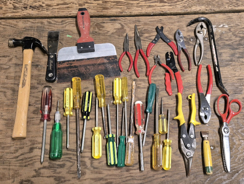 Handyman Lot - Screwdrivers, Pliers, Hammer, Crowbar ++