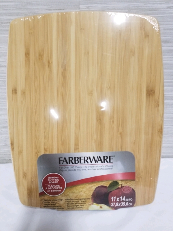 New FARBERWARE Bamboo cutting board 11" by 14"