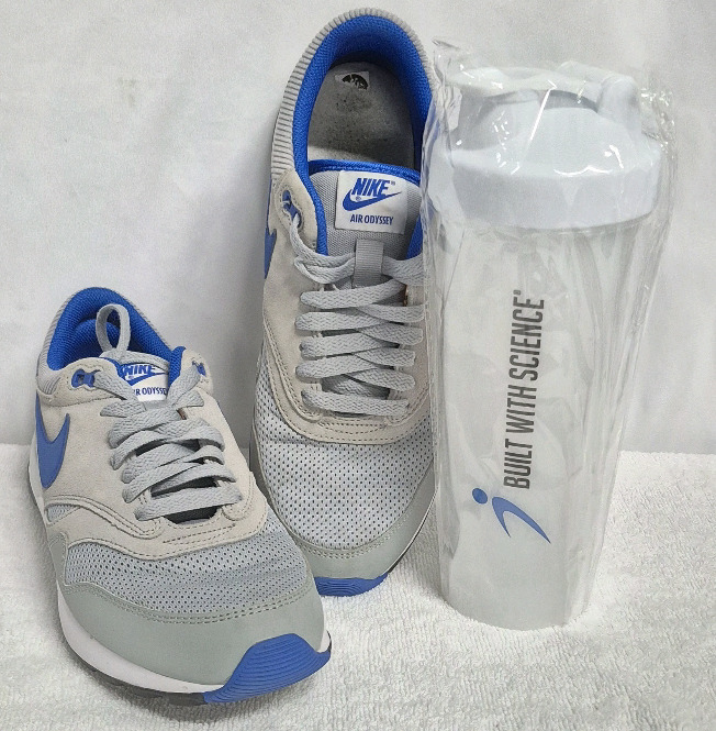 Men's sz 9 Nike Odyssey Running Shoes & New Water Bottle