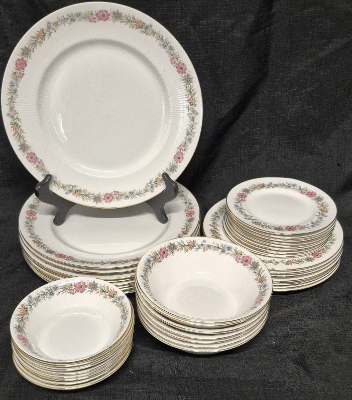 40 Beautiful Paragon Dishes Belinda Pattern