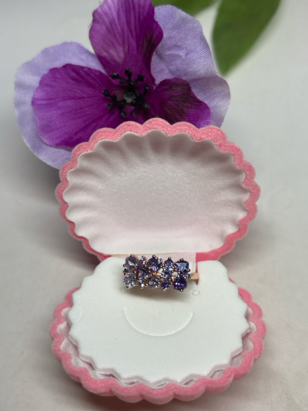 New 585 - 14K Pink Rolled Gold Tanzanite Coloured 2 Row Band Ring Size 7.5 Stamped Pink Clam Shell Ring Box