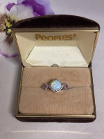 925 Sterling Silver Opal Diamond Shaped Ring W / Side Stones Size 6.5