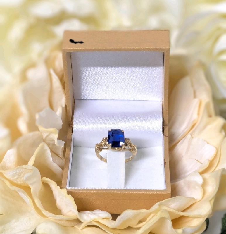 Striking 10K Gold Ring Vibrant Claw-Set Faceted Blue Stone Open Gallery Size 6 Flower Detail on Sides