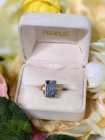 Classic 10K Gold Stamped Elegant Cursive Initial "E" Ring with Claw-Set Sapphire Blue Stone Size