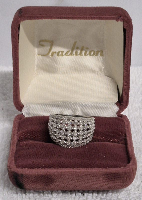 Stunning Sterling Silver 925 Ring with Stones Ring size 7
