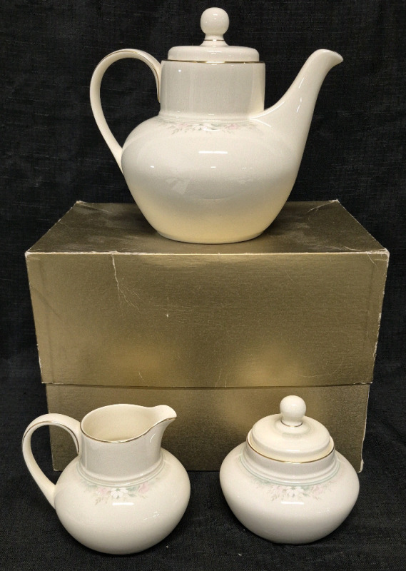 Beautiful 1987 ROYAL DOULTON Matinee Teapot with Creamer & Sugar H 5135