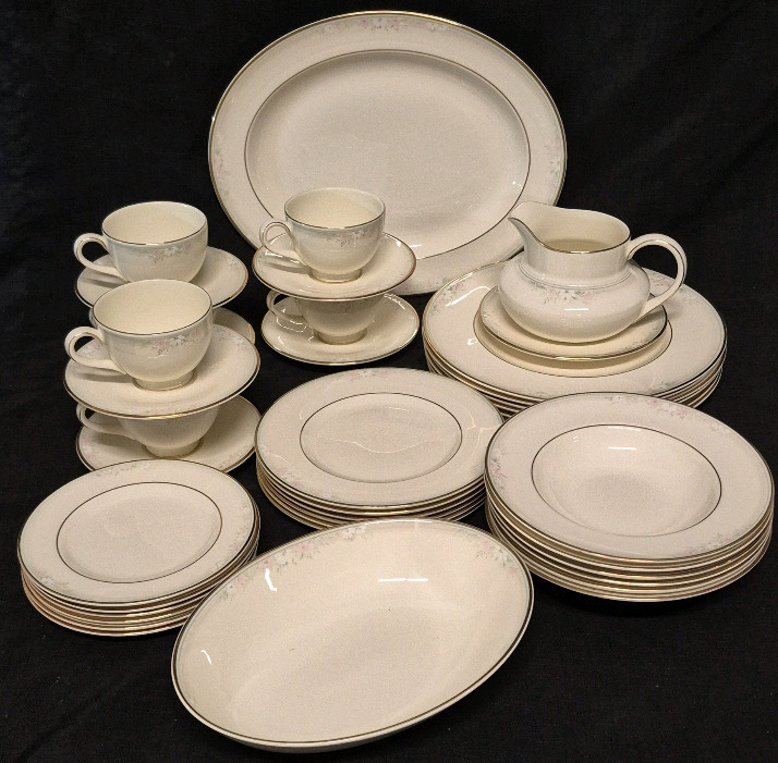 Beautiful 1987 ROYAL DOULTON Matinee Pattern 6 Place Setting Dishes - H 5135 - Plates, Cups & Saucers, Bowls +