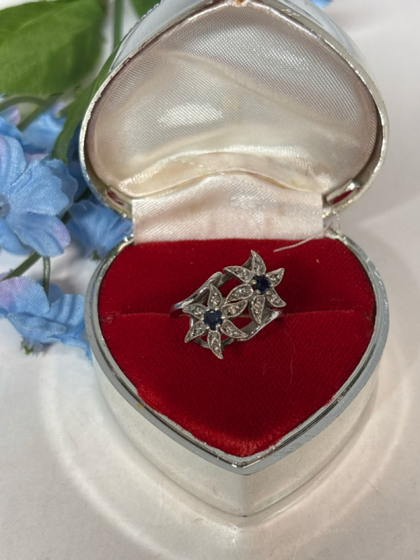 14KT White Gold Diamond Clusters & Blue Sapphire Starfish / Flower Ring Size 6.5 Everbrite Stamped