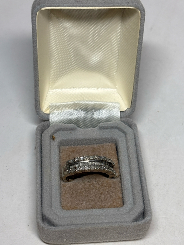 10KT White Gold Diamond Ring SBI Amazing Band Ring Channel Set & Baguette & Tapered Baguette Size 7